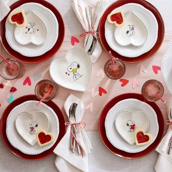 ❤️ NIB- Peanuts Snoopy Stoneware Plates- Set of 4- Pottery Barn - Picture 3 of 5